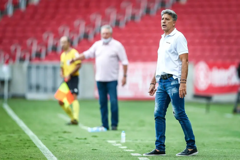 Técnico Renato critica arbitragem após derrota no Gre-Nal